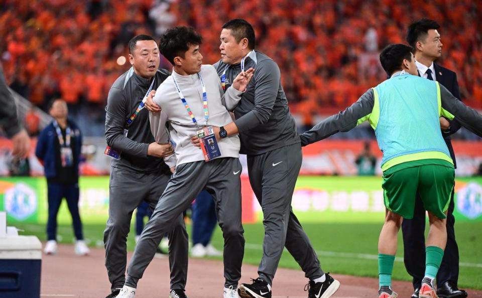 Kaiyun sports-中足联官宣重磅罚单！45岁郑智因辱骂裁判，被禁赛6场+罚款6万元